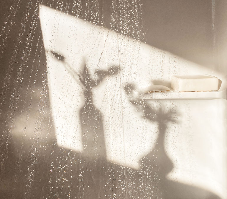 Abperleffekt von Wassertropfen an einer Duschtür