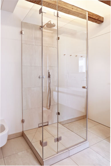 U-Dusche in einem Badezimmer mit Fachwerkbalken