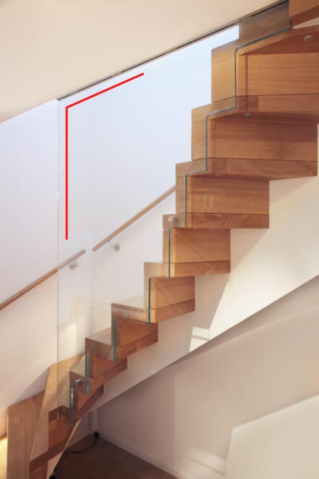 Glasbrüstung an einer Treppe aus Holz