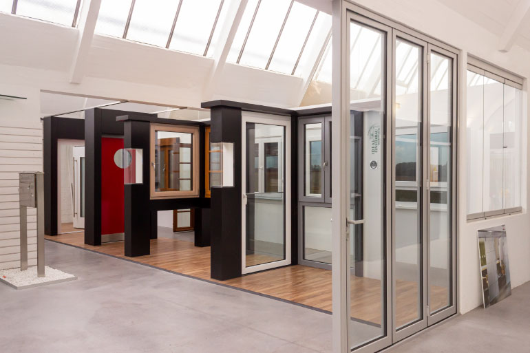Unser Ausstellungsbereich mit Fenstern und Balkontüren