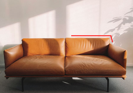 Sofa aus Leder mit fensterseitigem Lichteinfall