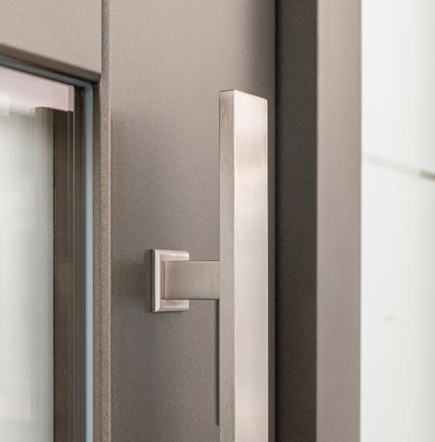 Detailaufnahme einer metallischen Griffstange für Haustüren