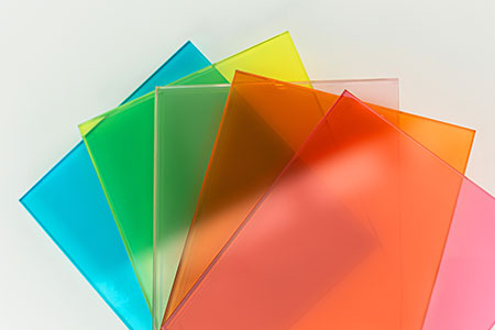 Bunte Glasscheiben als Farbbeispiel für beschichtetes Glas