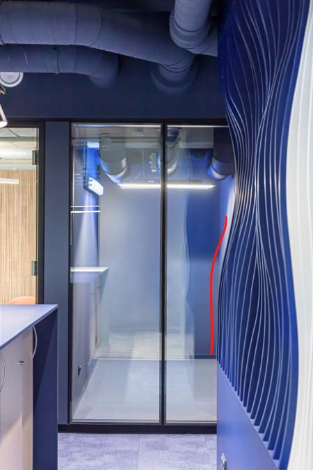Blaue Büroräume mit Glastrennwand