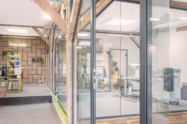 Glastrennwände integriert in das Büro-Fachwerk der Firma Frankfurt Brett