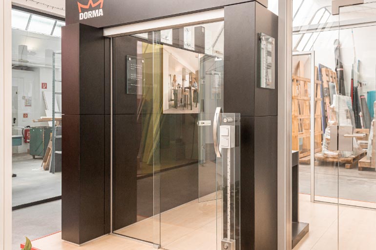 Glastüren in unserer Offenbach Ausstellung mit schwarzem Rahmen