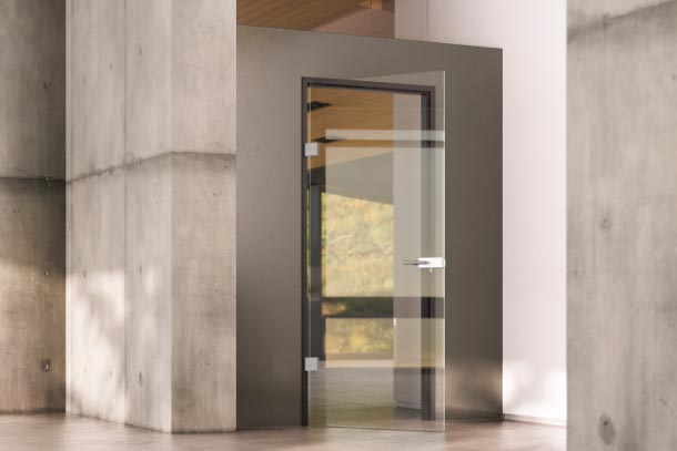 Verbaute Glastür in einem Studio-Anbau aus Sichtbeton
