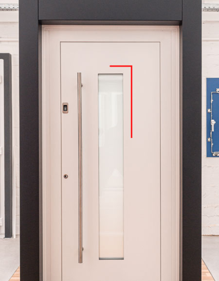 Weiße Haustür in unserer Offenbacher Ausstellung