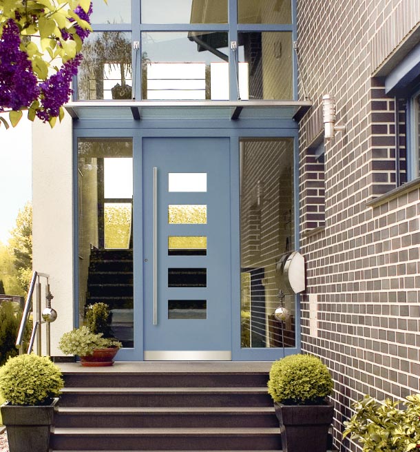Eine blaue Haustür in einem Hauseingangsbereich