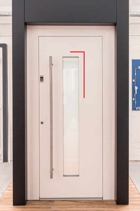 Eine weiße Haustür in unserer Ausstellung im Rhein-Main-Gebiet