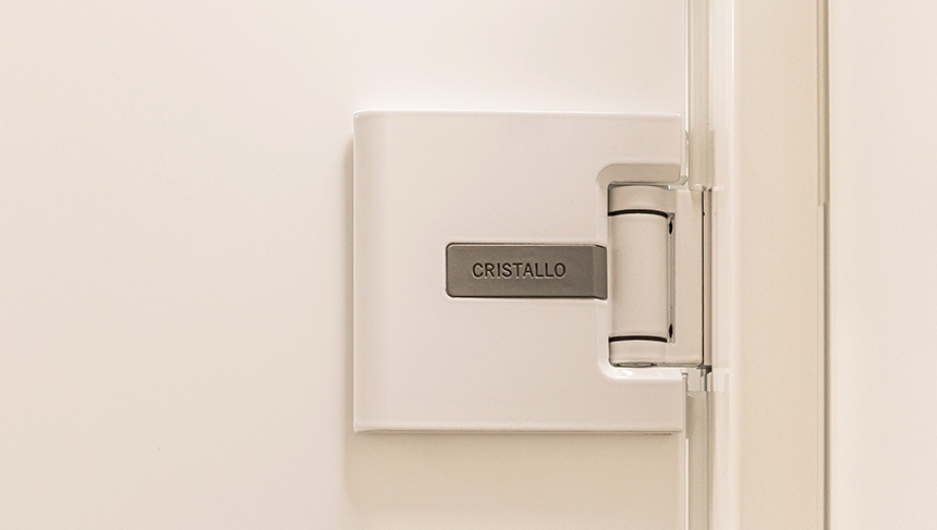 Detail eines Cristallo-Beschlags an WC-Kabinen