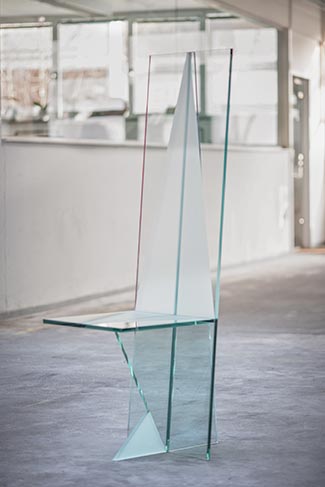 UV-verklebter Glasstuhl in unserer Offenbacher Werkstatt