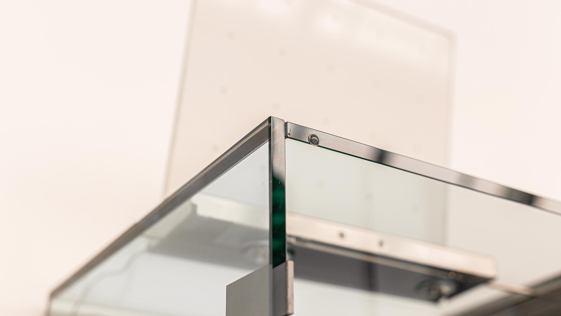 Detailaufnahme der Glaskante einer Glasvitrine