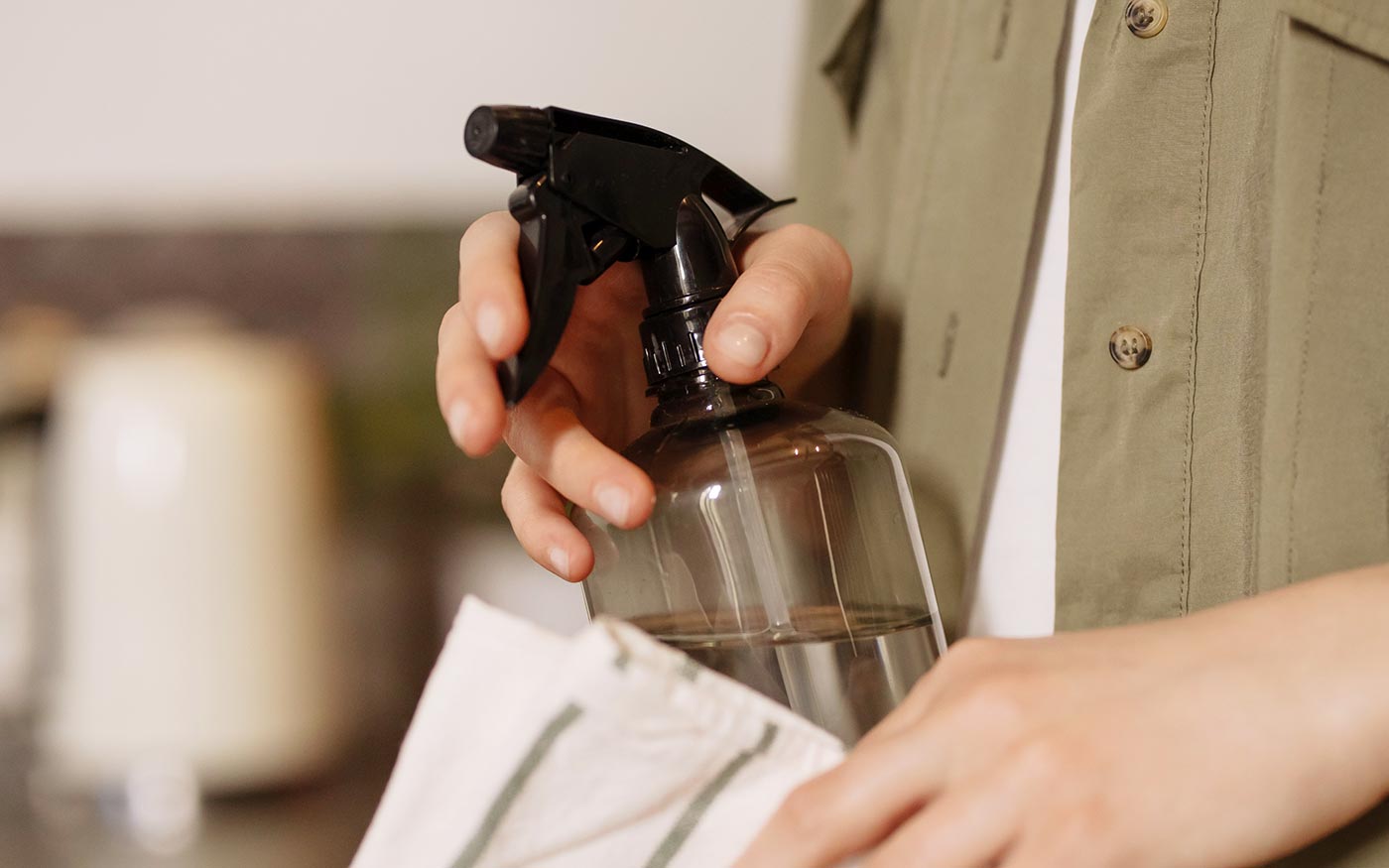 Mit einer Sprühflasche und Wasser können Sie eine Trockenreinigung vermeiden.