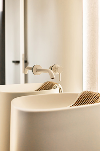 Eingelassene Armaturen in einen Wandspiegel hinter einem Waschbecken.