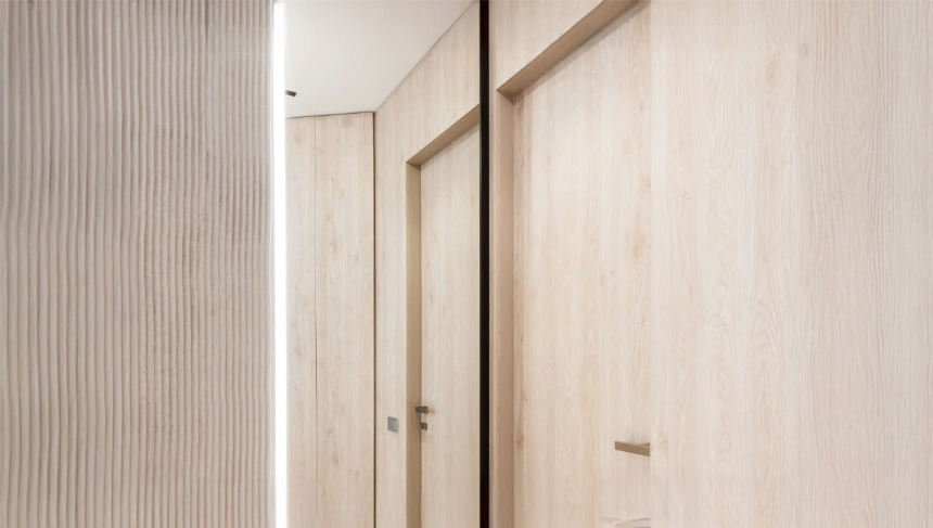 Ein Wandspiegel in einem mit Holz ausgekleideten Raum.