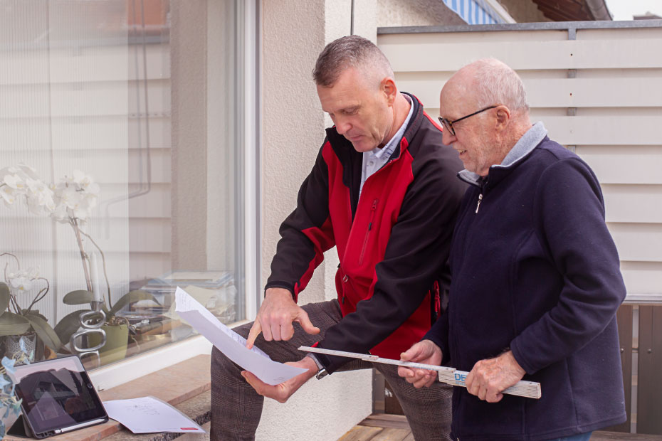 Fachmännisches Aufmaß für einen Fensteraustausch vor Ort durch unseren Experten.