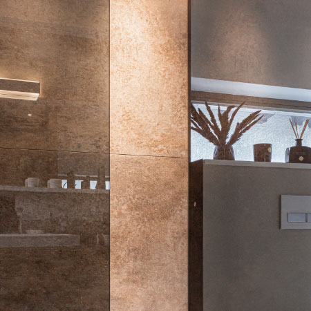 In einer Dusche verbautes dunkles Glas aus dem Showroom.