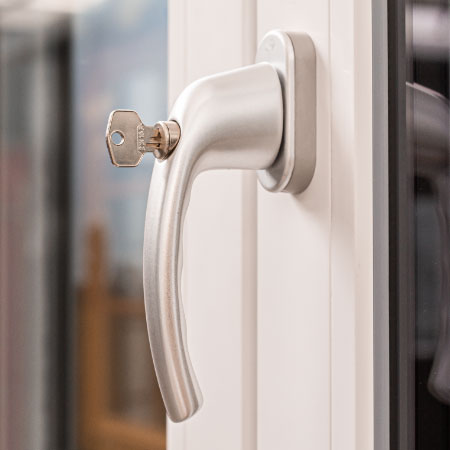 Detailaufnahme eines von Glasbau Frommen installierten Fenstergriffs.