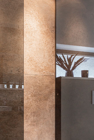 Glaslösung: Detail einer Dusche mit dunklem Glas.