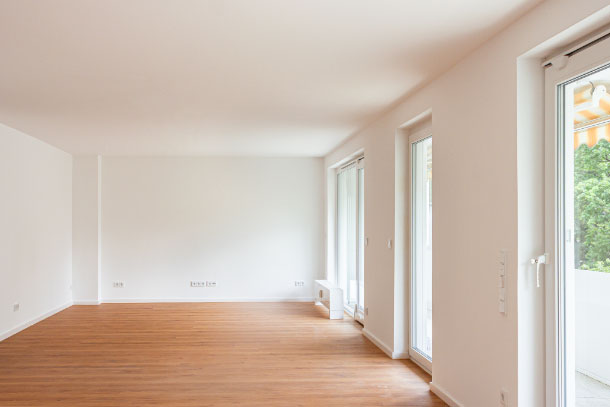 Totale einer Fensterfront in einer leerstehenden Wohnung.