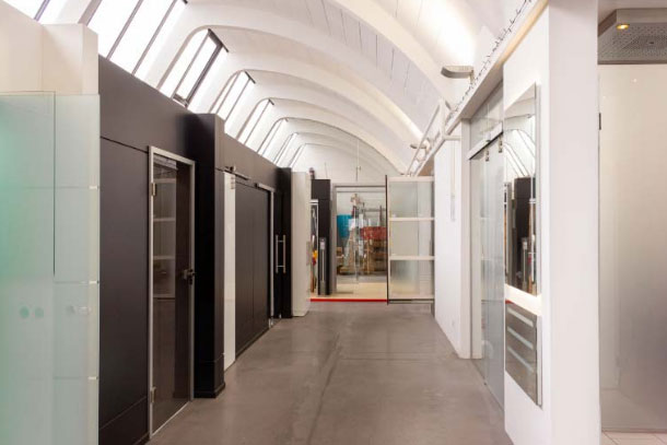Der Showroom mit großer Ausstellung von Glasbau Frommen in Offenbach.
